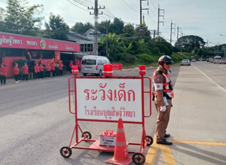 อำนวยความสะดวกด้านการจราจรโรงเรียนในพื้นที่เขตรับผิดชอบ  และอำนวยความสะดวกด้านการจราจร