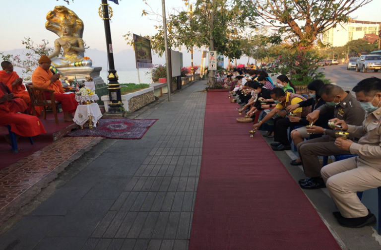 ร่วมกิจกรรมตามโครงการ “ตักบาตรทุกวันพุธ”