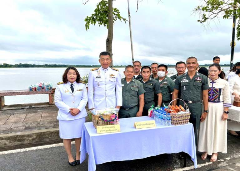 สภ.เมืองพะเยาร่วมกิจกรรมทำบุญตักบาตรเนื่องในวันมาฆบูชา