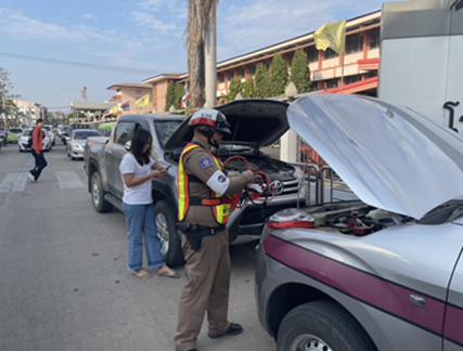 ออกปฏิบัติหน้าที่ช่วยเหลือประชาชนกรณีเกิดอุบัติเหตุบนท้องถนน  ตามโครงการ “สุภาพบุรุษจราจร ประชาชนสัญจรปลอดภัย”