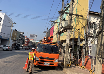 การรักษาความปลอดภัยและอำนวยความสะดวกด้านการจราจร “เจ้าหน้าที่การไฟฟ้าตัดสายไฟฟ้าและสายระบบอินเตอร์เน็ต”