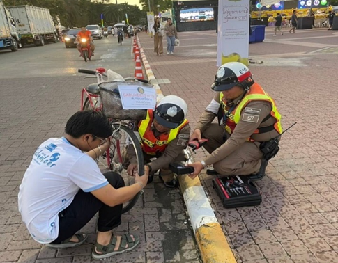 ออกปฏิบัติหน้าที่ช่วยเหลือประชาชนกรณีเกิดอุบัติเหตุบนท้องถนน  ตามโครงการ “สุภาพบุรุษจราจร ประชาชนสัญจรปลอดภัย”